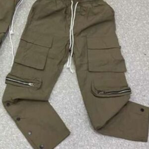 High-quality unisex cargo trousers.